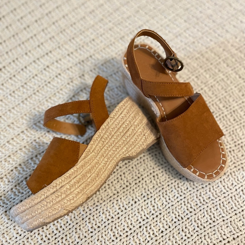 BEAUTIFUL ESPADRILLE-LIKE WEDGES